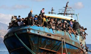 مهاجرون يجسلون على قارب صيد في ميناء باليوخورا بعد عملية إنقاذ قبالة جزيرة كويت - 22 من تشرين الثاني 2022 (رويترز)