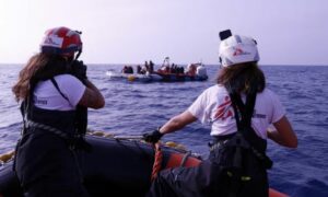 عاملي إنقاذ من منظمة أطباء بلا حدود ينقذون مهاجرين في البحر الأبيض المتوسط - 24 من حزيران 2023 (رويترز)