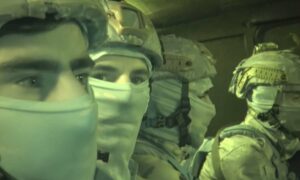 مقاتلون من قوات سوريا الديمقراطية خلال حملة أمنية في محافظة دير الزور شرقي سوريا- 27 من نيسان 2024 (SDF)
