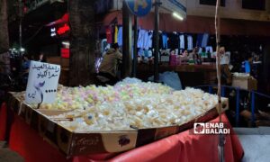 حلويات معروضة للبيع في سوق "العنابة" في مدينة اللاذقية - 8 من نيسان 2024 (عنب بلدي/ ليندا علي)