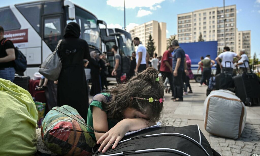 فتاة سورية تبكي بينما يستعد سوريون آخرون لركوب الحافلات في إسطنبول للعودة إلى سوريا - 19 من آب 2019   (AFP)