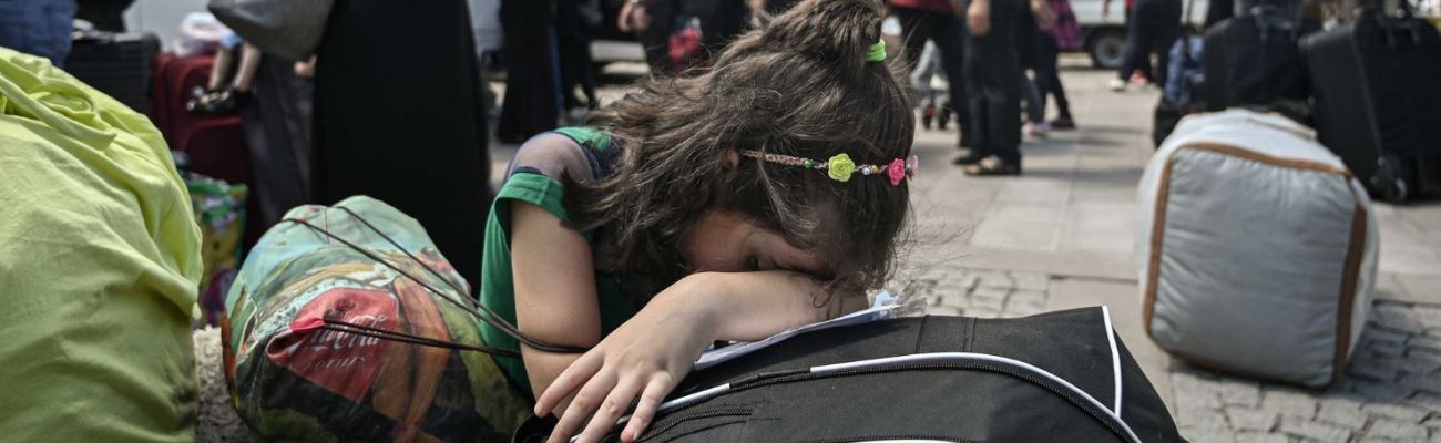 فتاة سورية تبكي بينما يستعد سوريون آخرون لركوب الحافلات في إسطنبول للعودة إلى سوريا - 19 من آب 2019   (AFP)