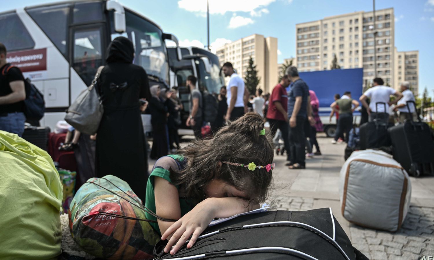 فتاة سورية تبكي بينما يستعد سوريون آخرون لركوب الحافلات في إسطنبول للعودة إلى سوريا - 19 من آب 2019 (AFP)
