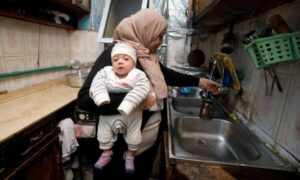 تتحمل المرأة مسؤولية المنزل والأطفال في آنٍ واحد في ظل الغياب المؤقت للأب - 29 من كانون الأول 2021 (مجلة العرب)
