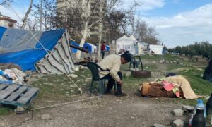 طفل يعاني من حالة صحية عقلية مقيد من قدمه خارج خيمة عائلته في موقع غير رسمي للنازحين بتركيا - آذار 2023 (منظمة العفو الدولية)