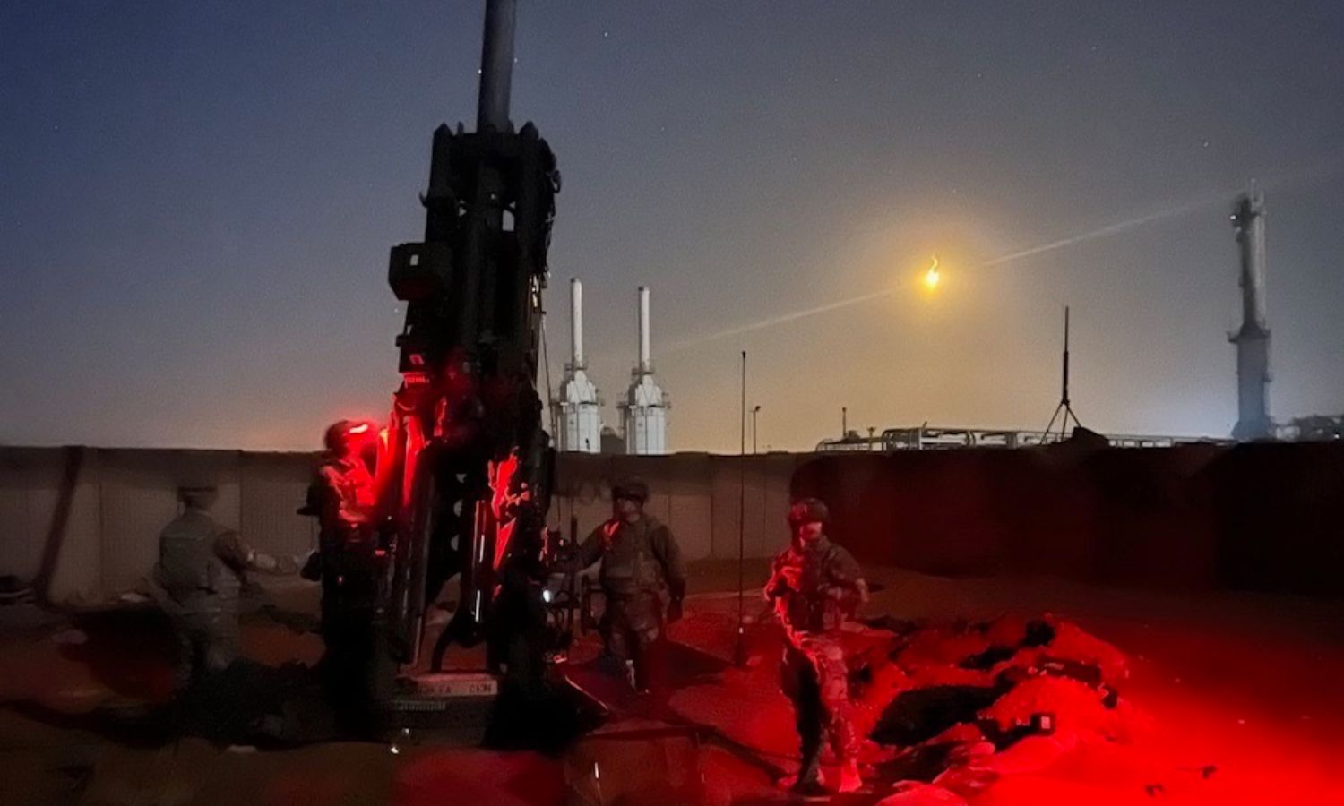 جنود من الجيش الأمريكي خلال تمرين تشغيلي على مدافع هاوترز الأمريكية شمال شرقي سوريا- 1 من كانون الثاني 2023 (سينتكوم)