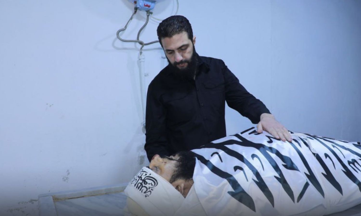"أبو محمد الجولاني" قائد "تحرير الشام" إلى جانب جثة القيادي "أبو ماريا القحطاني" - 5 من نيسان 2024 (أمجاد)