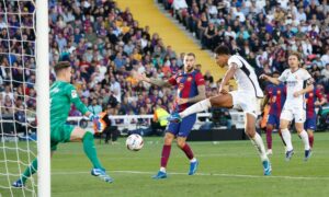  لاعبو برشلونة وريال مدريد خلال مباراة ضمن منافسات الجولة الـ11 من الدوري الإسباني - 28 من تشرين الأول 2023 (رويترز)