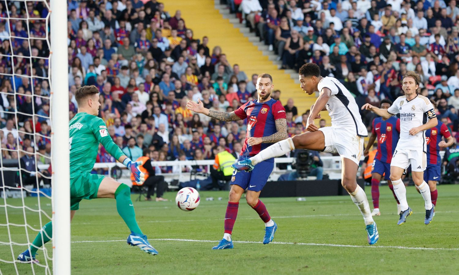 لاعبو برشلونة وريال مدريد خلال مباراة ضمن منافسات الجولة الـ11 من الدوري الإسباني - 28 من تشرين الأول 2023 (رويترز)
