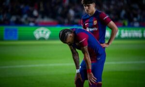 خيبة أمل للاعبي برشلونة بعد الخسارة أمام باريس سان جيرمان في دوري أبطال أوروبا 16 من نيسان 2024 (موقع برشلونة الرسمي)