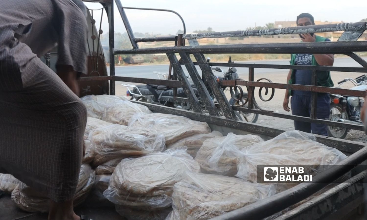 مندوب يبيع الخبز في مدينة البصيرة بريف دير الزور - 11 من نيسان 2024 (عنب بلدي)