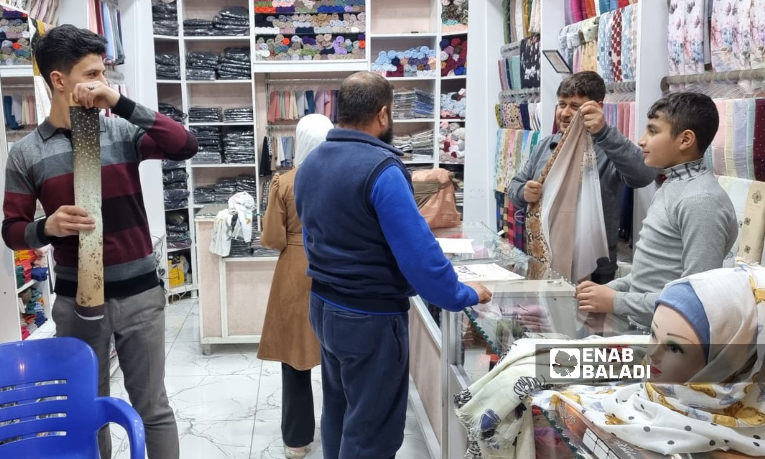 مبيعات الملابس منخفضة قبيل عيد الفطر 2024 في إدلب - 2 من نيسان 2024 (عنب بلدي/ أنس الخولي)