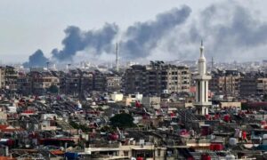 تزايدت الاستهدافات الإسرائيلية ضد مواقع للنظام السوري- تصاعد الدخان جراء ضربة عسكرية في دمشق 2023 (فرانس برس)