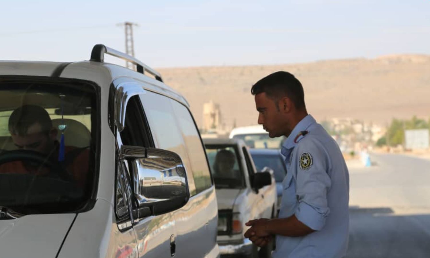 أحد أفراد مديرية المرور التابعة للإدارة الذاتية خلال حملة تفتيش على ثبوتيات سائقي السيارات شمال شرقي سوريا- 30 من أيلول 2023 (أسايش)
