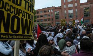 طلاب يتظاهرون في ساحة جامعة "جورج واشنطن" دعمًا لغزة - 25 من نيسان 2024 (رويترز)