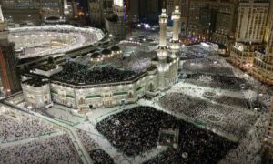 آداء الصلاة في بيت الله الحرام في 27 من رمضان- 6 من نيسان 2024 (وزارة الحج والعمرة السعودية/ إكس)