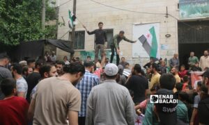 متظاهرون في قورقنيا بريف إدلب الشمالي يطالبون بإسقاط قائد "هيئة تحرير الشام" "أبو محمد الجولاني" – 26 من نيسان 2024 (عنب بلدي/ إياد عبد الجواد)