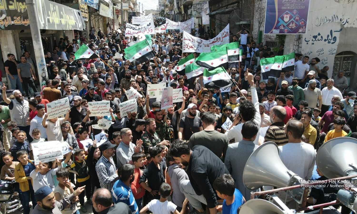متظاهرون في مدينة بنش بريف إدلب الشرقي يطالبون بإسقاط قائد "هيئة تحرير الشام" "أبو محمد الجولاني" – 19 من نيسان 2024 (محمد حاج قدور/ فيس بوك)