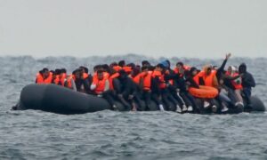 مهاجرون يعبرون القناة بين فرنسا وبريطانيا نيسان 2024 (AP)