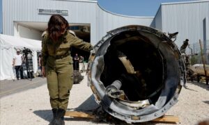 هيكل صاروخ باليستي إيراني استعاده الجيش الإسرائيلي من البحر الميت بعد أن أطلقته إيران مع طائرات مسيرة باتجاهها- 16 من نيسان 2024 (رويترز/ أمير كوهين)