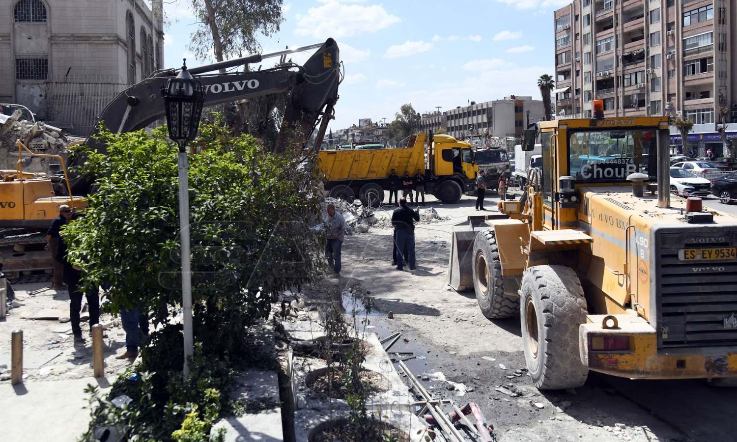 تتواصل عمليات رفع الأنقاض من مبنى السفارة الإيرانية في سوريا التي قصفته إسرائيل في حي المزة بدمشق- 2 من نيسان 2024 (سانا)