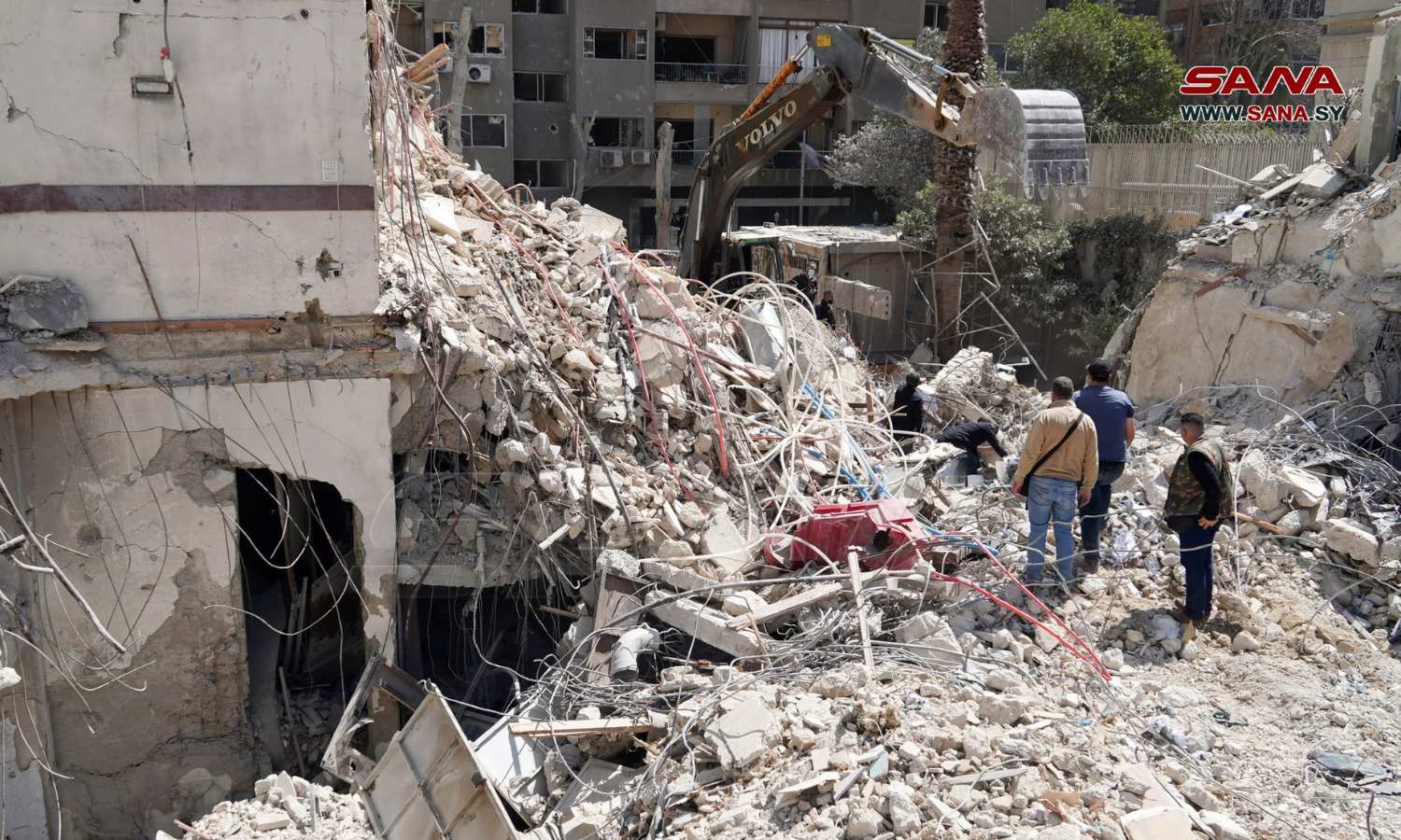 من أعمال إزالة أنقاض المبنى الذي ضربته طائرة إسرائيلية في حي المزة بالعاصمة السورية دمشق- 2 من نيسان 2024 (سانا)