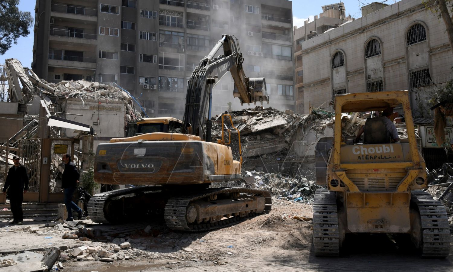 تتواصل عمليات رفع الأنقاض من مبنى السفارة الإيرانية في سوريا التي قصفته إسرائيل في حي المزة بدمشق- 2 من نيسان 2024 (سانا)