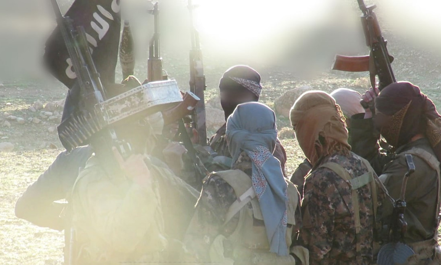 مقاتلون من تنظيم الدولة الإسلامية في مكان وتوقيت غير معروفين بسوريا (معرّف التنظيم في تيلجرام)