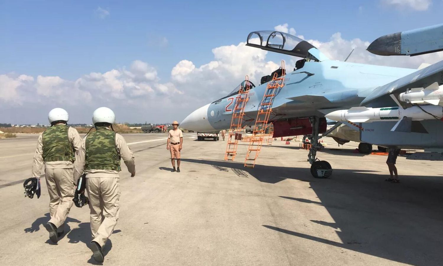 طائرة حربية روسية في قاعدة حميميم الجوية بريف محافظة اللاذقية على الساحل السوري- 5 من تشرين الأول 2015 (سبوتنيك)