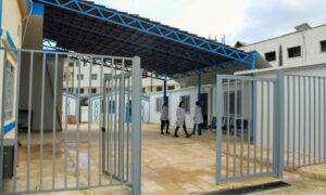 مركز الصحة الأولية سلحب بمحافظة حماة بعد الانتهاء من أعمال التأهيل. قامت شركة ميدير بإعادة تأهيل العيادة وتسهيل إعادة التأهيل (ميداير/ لبنى زرزور)