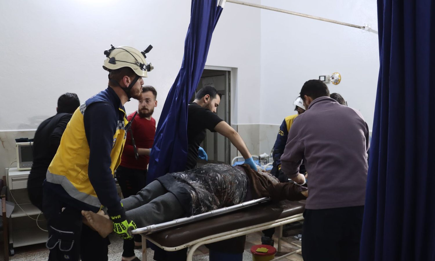 ضحايا إثر قصف من قبل قوات النظام السوري استهدف الأحياء السكنية في مدينة سرمين بريف إدلب الشرقي - 1 من نيسان 2024 (الدفاع المدني السوري)