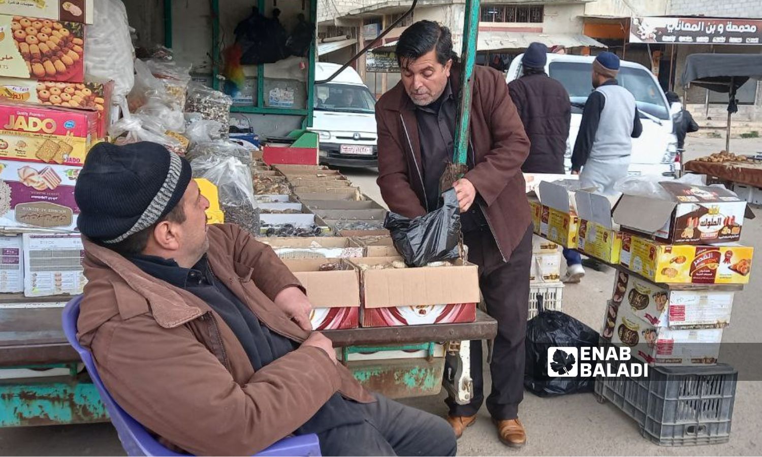 يبحث السكان في مدينة طفس بدرعا عن أسعار مقبولة لحلويات عيد الفطر - 24 من آذار 2024 (عنب بلدي/ حليم محمد)