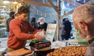 المال يتحكم بالنوع والكمية في شراء حلويات عيد الفطر في إدلب - 8 من نيسان 2024 (عنب بلدي/ أنس الخولي)
