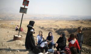 تخشى النساء في شمال شرق سوريا من مقاطعة الأشقاء لهن، في حال مطالبتهن بحصصهن من الميراث - 21 من تشرين الأول 2019 (رويترز)