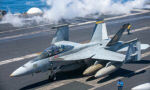 مقاتلة أمريكية من طراز F18 تستعد للإقلاع من على حاملة طائرات أمريكية في البحر الأحمر- 11 من نيسان 2024 (سينتكوم)