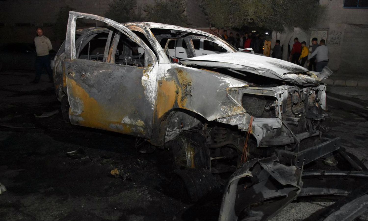 سيارة محترقة إثر تعرضها لاستهداف بعبوة ناسفة في حي القصور بمدينة حماة- 2 من نيسان 2024 (سانا)