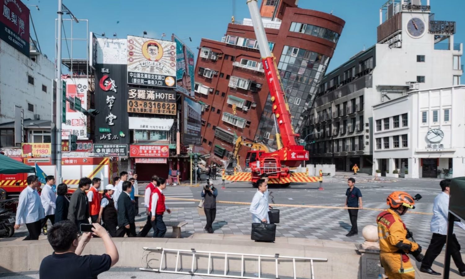 مباني منهارة في تايوان إثر الزلزال - 3 من نيسان 2024 (رويترز)