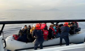 "خفر السواحل التركي" أثناء إنقاذه قارب للمهاجرين غير الشرعيين - 1 من نيسان 2024 (خفر السواحل التركي)