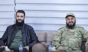 قائد "هيئة تحرير الشام" في إدلب "أبو محمد الجولاني" خلال اجتماعه مع قائد الجناح العسكري في الفصيل - كانون الأول 2023 (أمجاد)