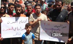 متظاهرون يطالبون بإسقاط "أبو محمد الجولاني" في مخيمات "كفرومة" شمالي بلدة كللي بريف إدلب الشمالي - 31 من أيار 2024 (عنب بلدي/ إياد عبد الجواد)