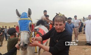 سباق الخيول الأصيلة غربي بلدة نصيب في ريف درعا الشرقي -  10 أيار 2024 (عنب بلدي)
