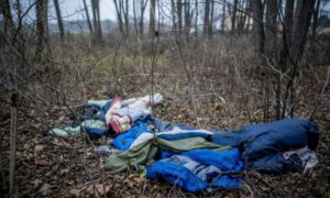 بطانيات وأكياس نوم مهجورة في الغابة على الحدود بين بولندا وبيلاروسيا - 11 من تشرين الثاني 2021 (AP)