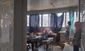 طلاب الثانوية في إحدى قامات الامتحان في مدرسة الباسل للمتفوقين بالبرامكة في دمشق- 26 من أيار 2024 (وزارة التربية السورية-فيسبوك)
