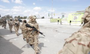 مقاتلون من مجلس دير الزور العسكري خلال احتفالات بمناسبة السيطرة على بلدة الباغوز قبل نحو خمس سنوات- 23 من آذار 2024 (قوات سوريا الديمقراطية)
