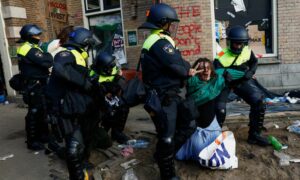 الشرطة الهولندية تتعامل بعنف مع متظاهرين خلال احتجاجات مناصرة لفلسطين - 8 من أيار 2024 (رويترز)