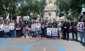 جمعيات الضحايا وعائلاتهم تجمعت بجانب محكمة الجنايات في باريس حاملين صور أقاربهم الذين تم اعتقالهم أو اختفائهم في سوريا - 21 من أيار 2024 (هيومن رايتس ووتش)
