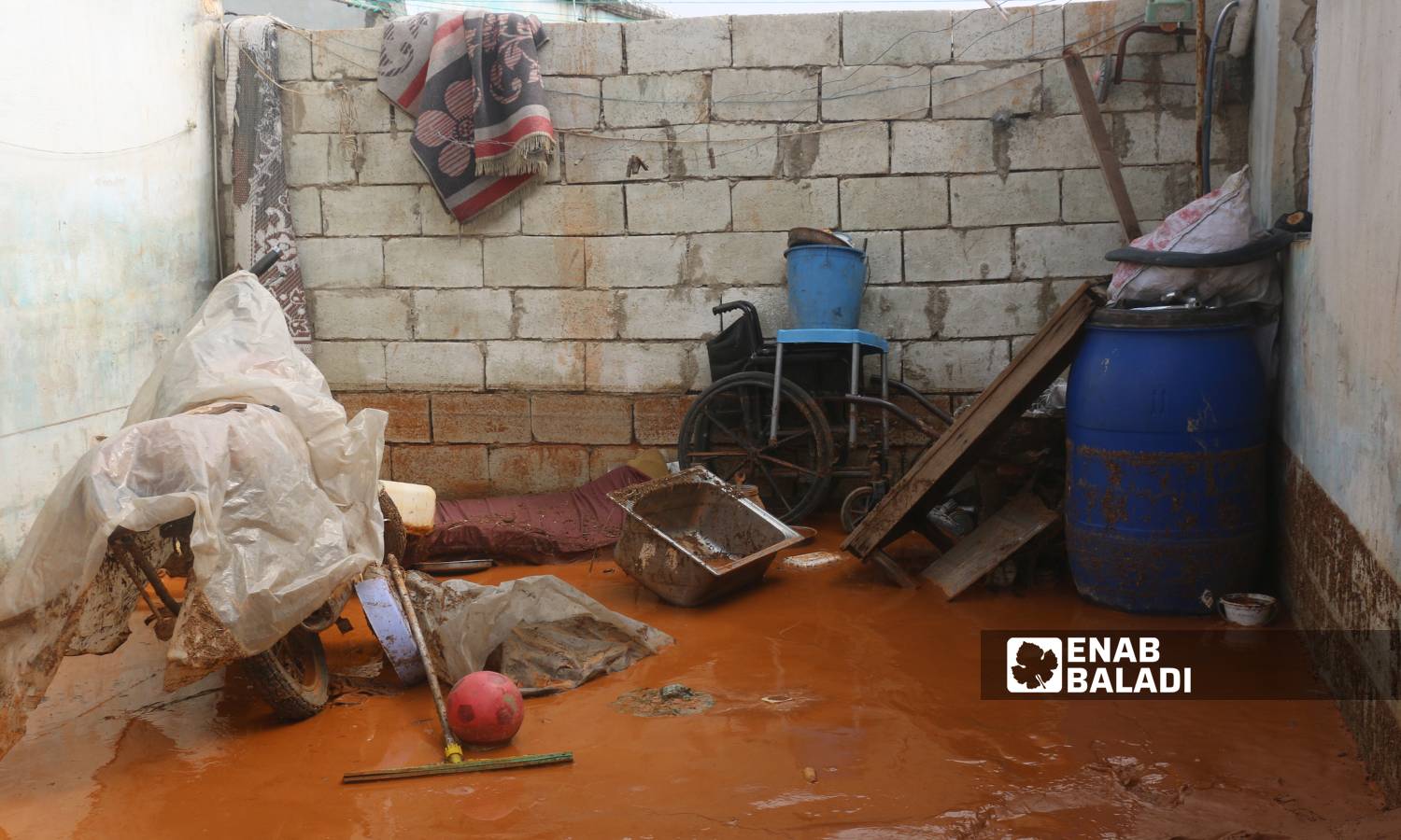 تسربت مياه الأمطار إلى مساكن النازحين في مخيم "شام مريم" على أطراف مدينة معرة مصرين جراء عاصفة مطرية - 2 أيار 2024 (عنب بلدي/إياد عبد الجواد)