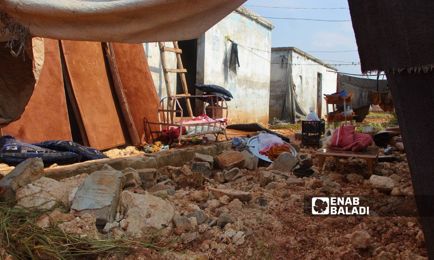 تضررت أكثر من 80 عائلة في مخيم "شام مريم" نتيجة تسرب مياه الأمطار إلى مساكنهم جراء عاصفة مطرية - 2 أيار 2024 (عنب بلدي/إياد عبد الجواد)