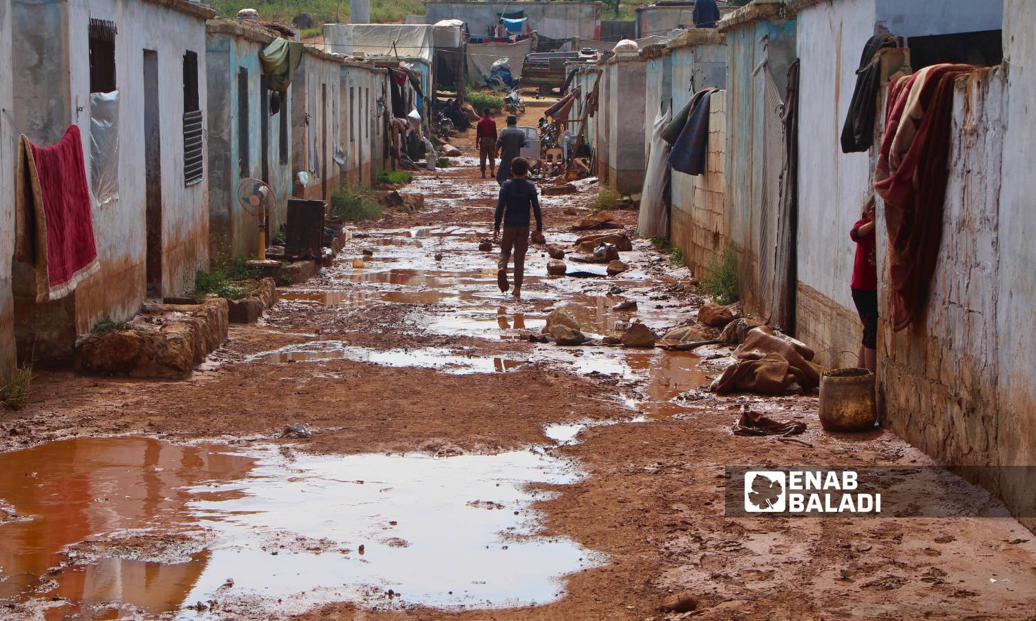 تضررت أكثر من 80 عائلة في مخيم "شام مريم" نتيجة تسرب مياه الأمطار إلى مساكنهم جراء عاصفة مطرية - 2 أيار 2024 (عنب بلدي/إياد عبد الجواد)
