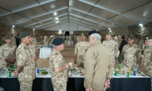 الملك الأردني يشارك مرتبات لواء الأمير زيد بن الحسين الآلي/93، التابع للمنطقة العسكرية الجنوبية مأدبة الإفطار- 14 من آذار 2024 (القوات المسلحة الأردنية/ إكس)